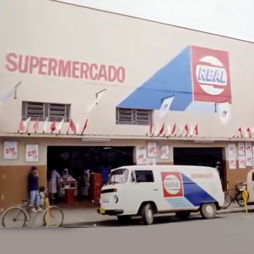Fachada externa do Real Supermercados com logo aparente